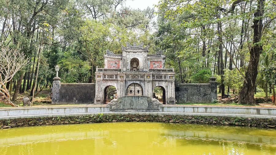 Hue: Royal Tombs & Imperial City Tour by Private Car - Picking the right mix of royal tombs (2 to 8 hours, your call)