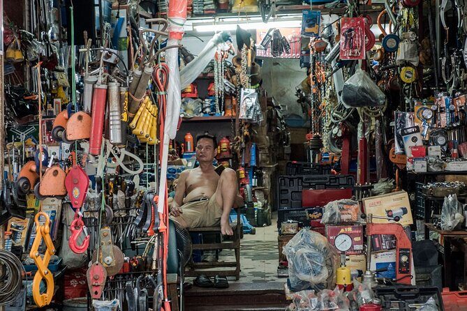 Into the Thieves Market Hanoi Photo Tour - Hai Ba Trung: the market maze where frames arrive constantly