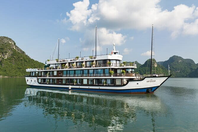 Le Theatre Cruise - Wonder on Ha Long & Lan Ha Bay 2 Days Tour - Cruising back in Ha Long Bay and returning to Tuan Chau