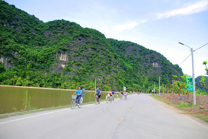 Luxury Hoa Lu Tam Coc Mua Cave Amazing View 1 Day Tour - Lunch and Tea Break: Food That Keeps You Going