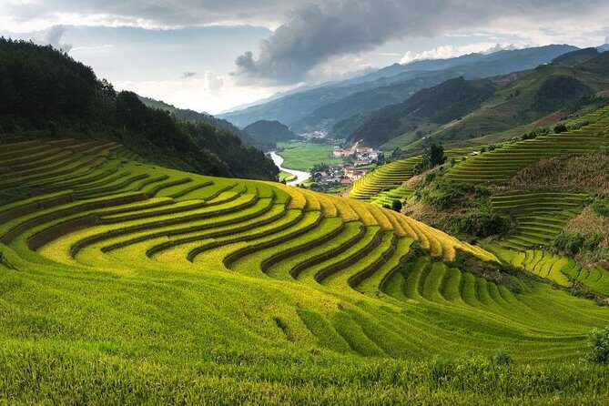 LUXURY SAPA TOUR 2D1N -Stay At 5 Star Hotel-Transfer by sleep bus - Day 2: Y Linh Ho Black Hmong Village and the Mountain Trail Walk