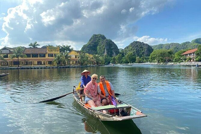Luxury Small Group Tour in Tam Coc, Mua Cave, Bich Dong Pagoda - Tam Coc Sampan Boats: Hang Ca, Hang Hai, and the Cave Glide