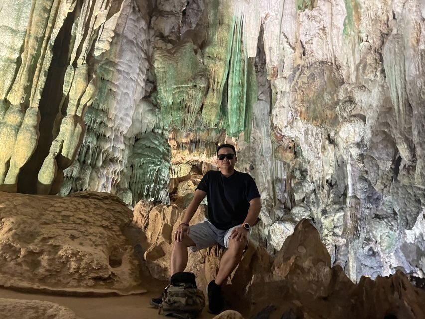 National Park - Paradise Cave & Phong Nha Cave - Entering Paradise Cave: the first kilometer is the whole show