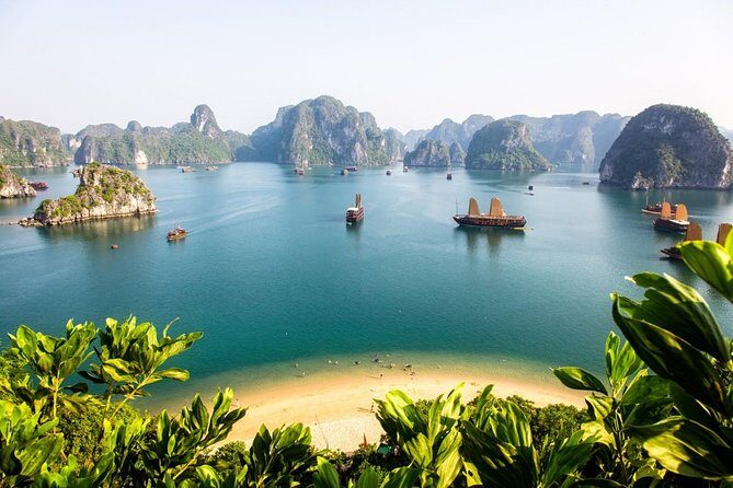 New Cruise Ha Long - CATAMARAN PREMIUM - Sunset ceremony (16:00–17:00) and why the food timing helps