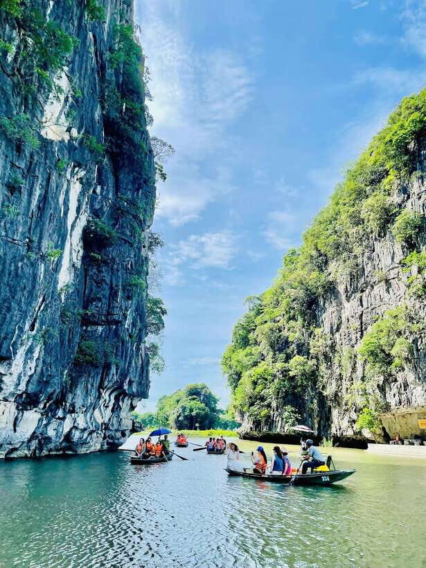 Ninh Binh : Bai Dinh Pagoda, Trang An, and Mua Cave Tour - Trang An boat cruise: caves, cliffs, and the calm pace you need