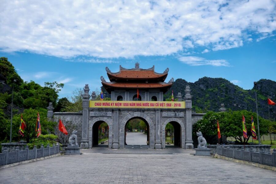 Ninh Binh Daily: Hoa Lu, Mua Cave, Tam Coc, Bike & Swimming - Tam Coc by Sampan: Rice Paddies, Three Caves, and a Calm Ride