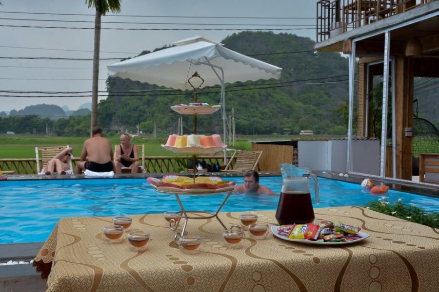Ninh Binh Daily: Hoa Lu, Mua Cave, Tam Coc, Bike & Swimming - Thai Vi Temple: A Quiet Pause Before Sunset Pool Time