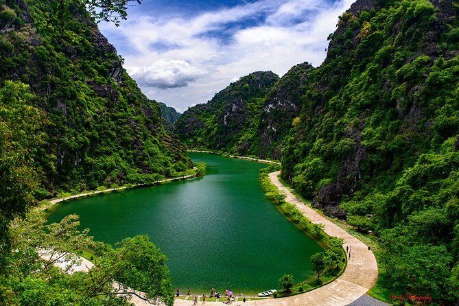 Ninh Binh Daily Tour: Hoa Lu- Am Tien Cave - Tam Coc- Bike - Bich Dong pagoda - Hoa Lu Ancient Capital: Temples and the First Big Context