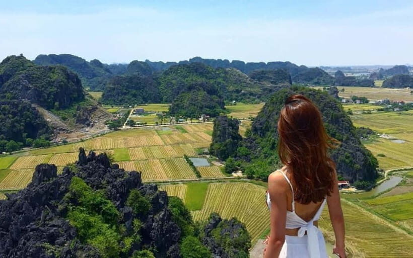 Ninh Binh Day Tour: Hoa Lu, Trang An Mua Cave, Boat Ride - Lunch at a local restaurant: fuel, not a show