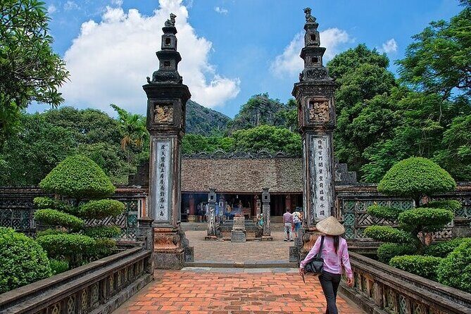 Ninh Binh Full-Day Trip: Hoa Lu - Trang An - Mua Cave - Mua Cave and Mua Island: The 500-Step View Toward Tam Coc