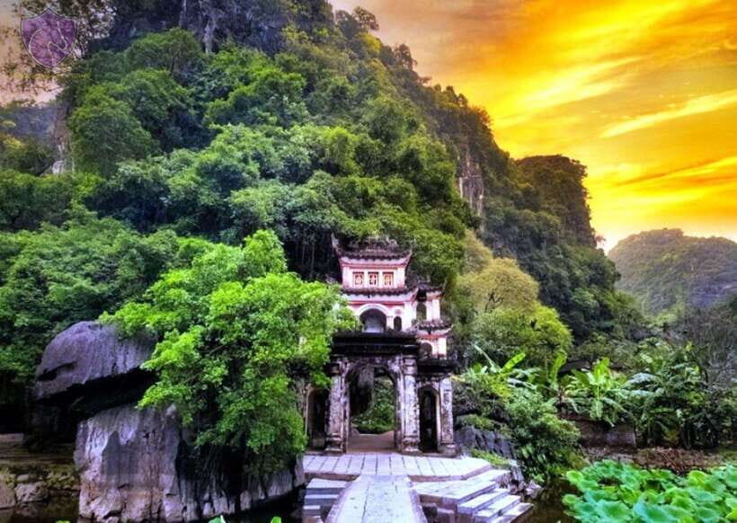 Ninh Binh: Hoa Lu, Bich Dong, Trang An& Mua Cave Small Group - Lunch at the Local Restaurant: Good Food, Shared Seating Energy