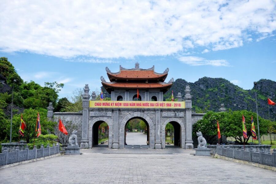 Ninh Binh: Hoa Lu, Mua Cave, and Trang An Tour and Boat Ride - Trang An boat ride through emerald water caves