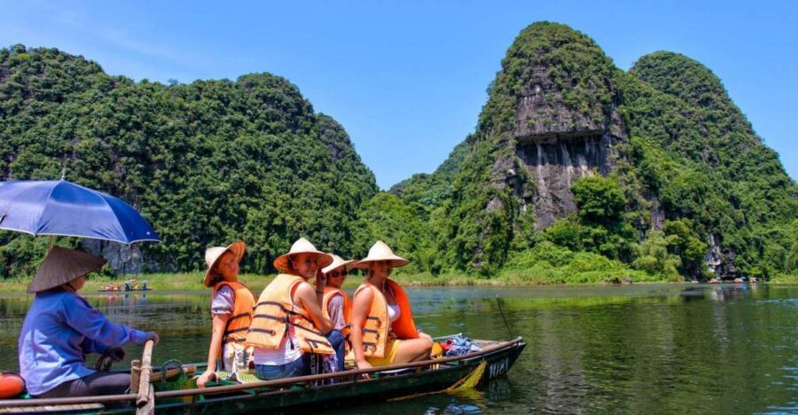Ninh Binh: Hoa Lu, Mua Cave, and Trang An Tour and Boat Ride - Hoa Lu Citadel and the Dinh & Le King temples