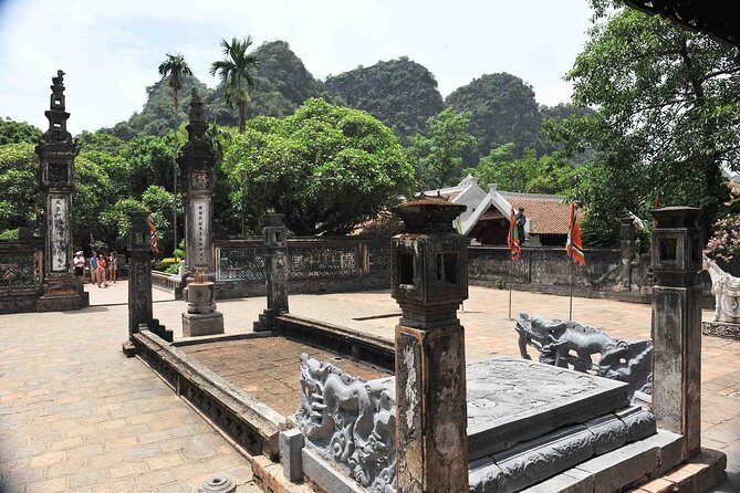 Ninh Binh - Hoa Lu - Mua Cave - Tam Coc 1 Day Tour - The Hanoi to Ninh Binh drive: early, but efficient