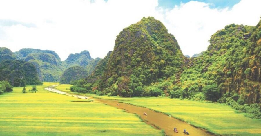 Ninh Binh - Hoa Lu - Tam Coc - Mua Caves & Buffet Lunch - Hoa Lư ancient capital and the Dinh King temple stop