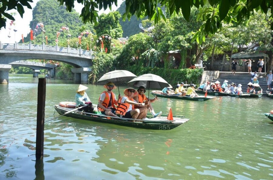 Ninh Binh : Hoa Lu, Trang An & Mua Cave 1 Day Trip - Lunch in a local restaurant: fuel for the boat ride