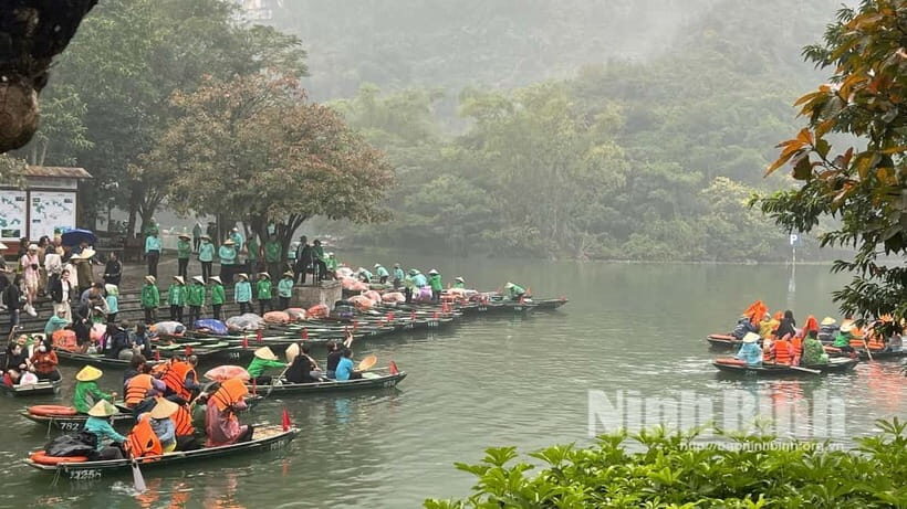 Ninh Binh: Mua Cave Hike, Trang An Boat & Village Bike Tour - Trang An boat cruise through caves and temples (the calm part of the day)