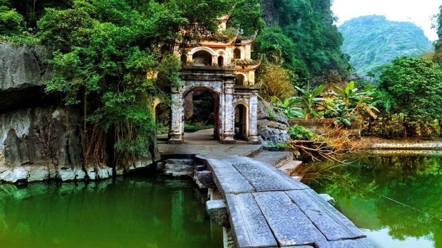 Ninh Binh Private: Hoa Lu & Tam Coc & Bich Dong & Mua Caves - Tam Cốc by sampan: caves, karst towers, and real quiet time