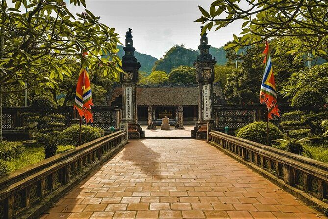 Ninh Binh: The best of Hoa Lu, Hang Mua Hiking, Tam Coc Boat Tour - Morning pickup and the ride south from Hanoi