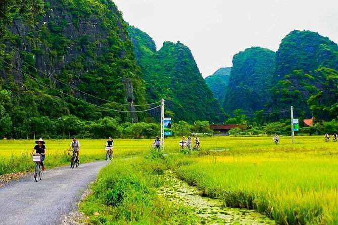 Ninh Binh Trip From Hanoi: Hoa Lu-Mua Cave-Boat-Cycling-Lunch - Leaving Hanoi the right way: Old Quarter pickup and getting settled