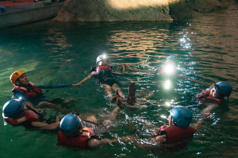 Phong Nha: Phong Nha Cave Expedition 4.5 km by Kayak - Dry chambers and Cham-era writings at the end