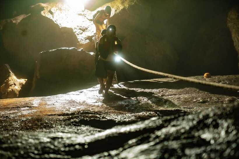 Phong Nha: Phong Nha Cave Expedition 4.5 km by Kayak - Guides who matter: the named crew effect