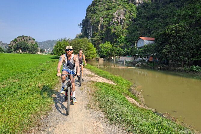 Private Boat and Biking Tour in Ninh Binh (Trang An - Hang Mua) - Bich Dong Pagoda: Cross-Covered Roofs, Natural Caves, and Cave-Mountain Views