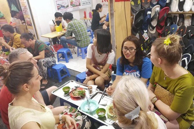 Private food tour with Real Foodie - Đổng Xuân Market: where everyday shopping meets history