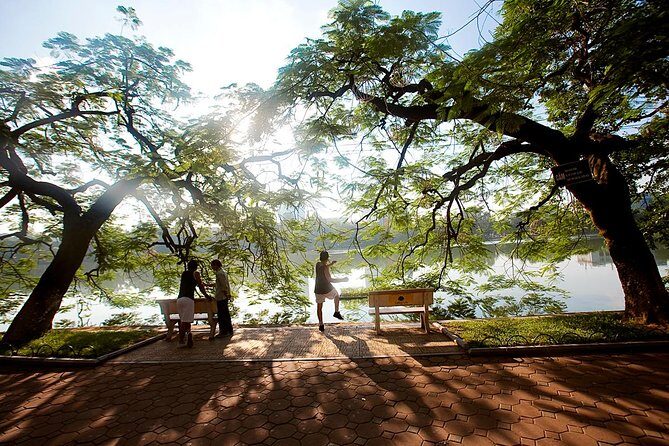 Private Good Morning Hanoi Guided Tour with Local Breakfast - Huu Tiep Lake and the Downed B-52 area at dawn