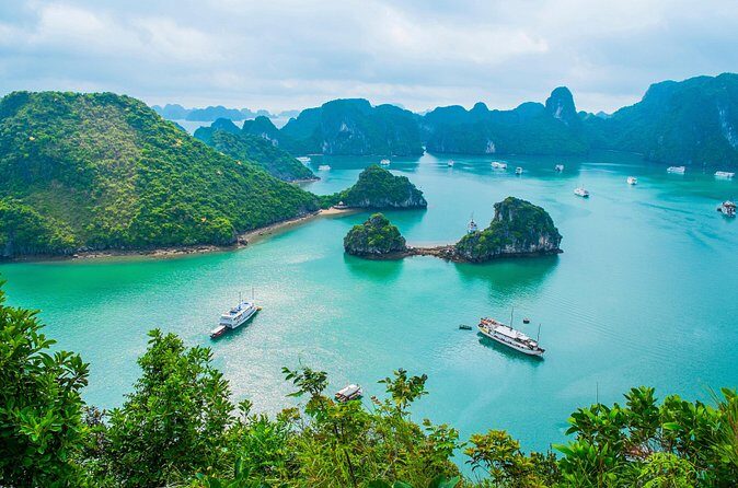 Private Halong Bay Sailing Cruise from Hanoi - The main event at sea: lunch plus the named rock formations