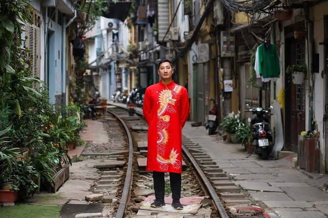 Private Hanoi Photoshoot – Iconic Spots & Hidden Gems - Dong Xuan Market: Street Energy, Practical Posing, Real-Wall Atmosphere