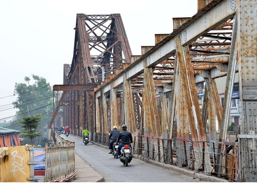 Private Hanoi Walking Tour with visit Train Street - Long Biên Bridge: the Red River crossing with real weight