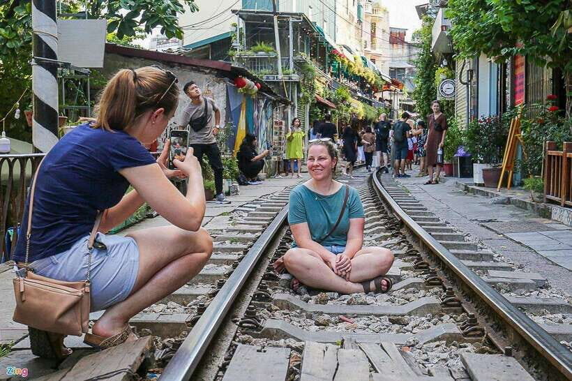 Private Hanoi Walking Tour with visit Train Street - Dong Xuân Market: shopping under one big roof