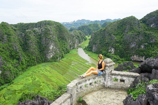 PRIVATE TOUR Ninh Binh One Day - Hoa lu- Tam Coc - Mua Cave - Mua Cave (Dancing Cave): Nearly 500 Steps to Lying Dragon Mountain