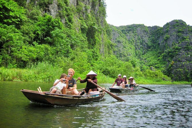 Private Transfers Hanoi <=> Sapa 1 Way (Hotel pick-up/Drop-off) - Vehicle Comfort: Air-Con, Bottled Water, and Support That Matters