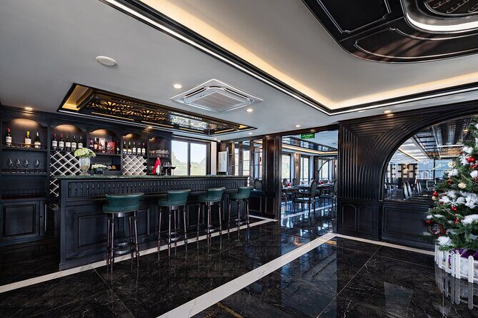 RITA CRUISE - LUXURY 5 STAR CRUISE in HALONG BAY from HANOI - Meals and service: included Vietnamese seafood and flexible dietary care