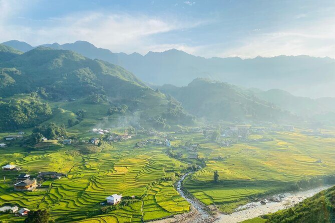 Sapa 3D2N Homestay and Hotel Experience by Limousine Bus - Day 1 in Sapa Town: ethnic costume time and a 3-star base