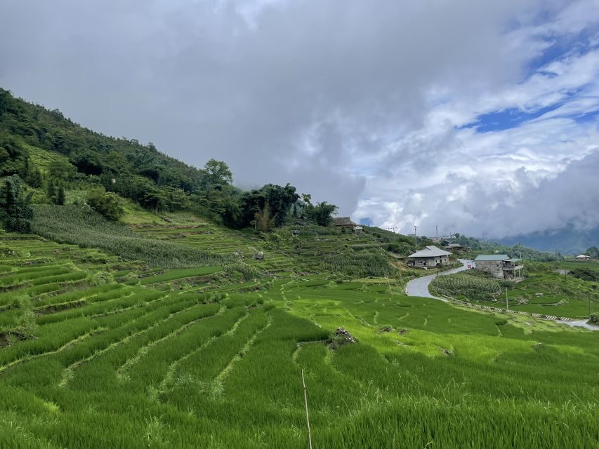 Sapa One Day Motorbike Tour - Lunch at a Hmong house: the family-meal moment