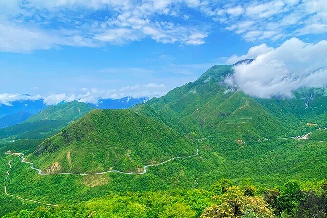 Sapa Private Car Tour to Silver & Love Waterfalls and Lonely Tree - The Lonely Tree of O Quy Ho: small stop, strong symbol