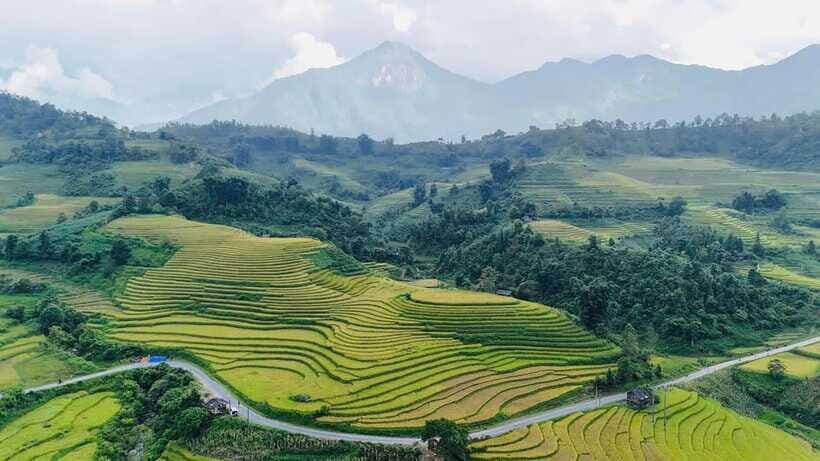 Sapa: Ta Phin Village Trek with Lunch and Bathing Experience - Ta Phin village: Hmong and Dao traditions in a living community