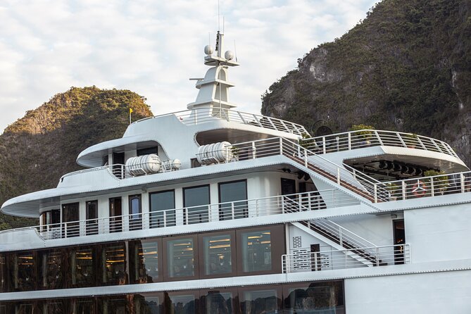 Sea Octopus Cruise - The Top Luxury Day Tour in Halong Bay - Lunch and dining rooms: more than just a meal stop