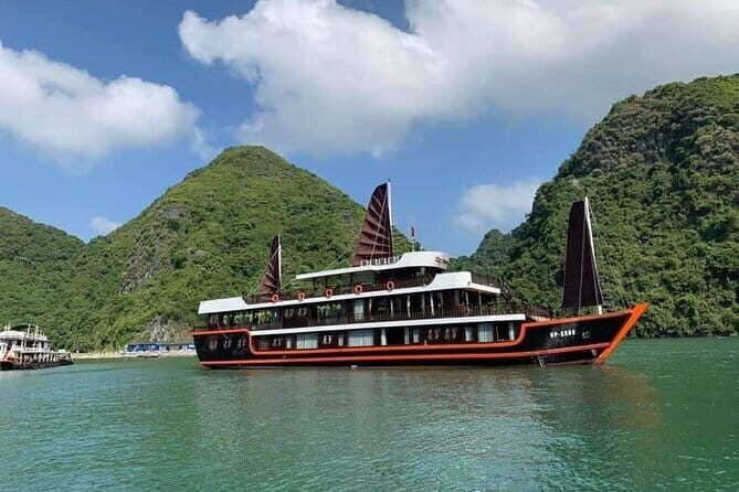 Sunset Tour in Lan Ha Bay | 4-star Daiichi Cruise - Stop 2: tea party near karsts and the way Monkey Island gets introduced (45 minutes)