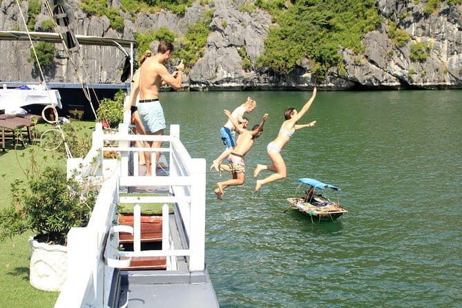 Sunset Tour in Lan Ha Bay | 4-star Daiichi Cruise - Stop 3 on Monkey Island and Cat Ba: monkeys, swimming, and watching the sunset (about 30 minutes)