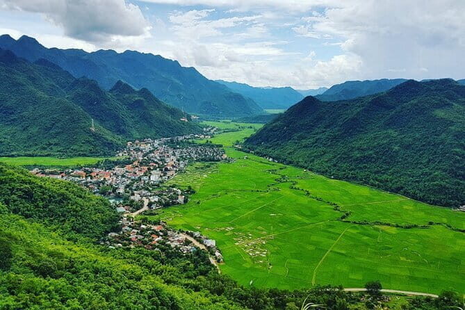 The Insider's Hanoi,Train Street, Countryside Highlight by Vespa - Duong Tau Train Street: the big payoff, if the timing cooperates