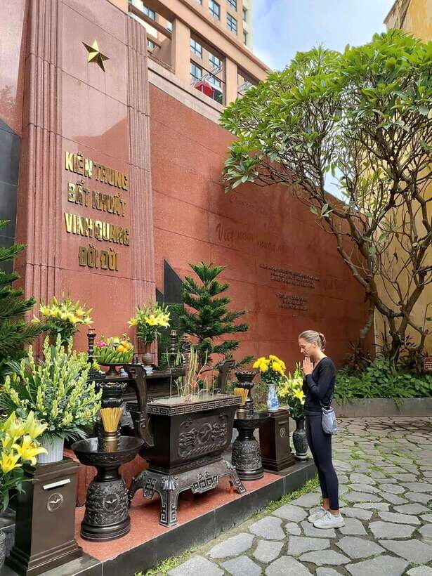 Vietnam War History Tour Through Hoa Lo Prison and Museums - What the guide does for you: English, pacing, and story focus