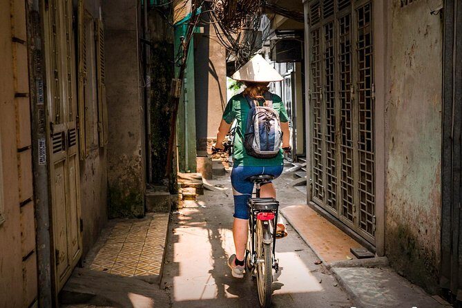 West Lake Journey by E-Bike - Stop 1 around West Lake: Vong Thi Pagoda and the Communal House feel local